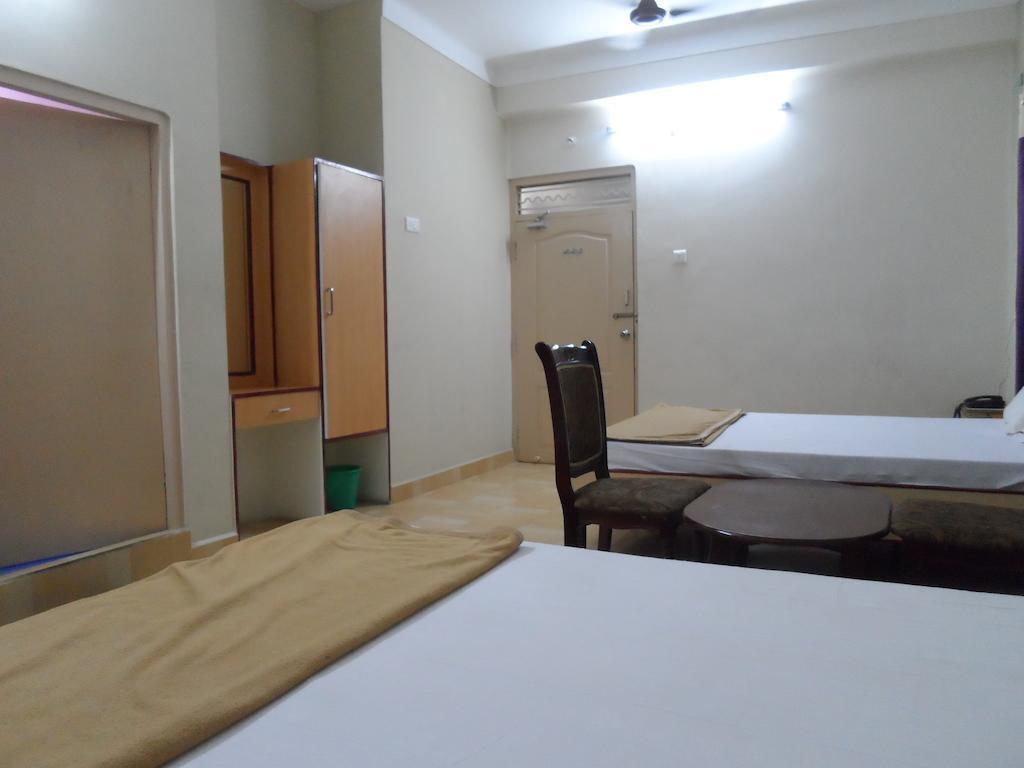 Hotel Pasuparthy Residency Tirupati Phòng bức ảnh